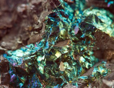 Crystal, külçe, altın, bronz, bakır, demir. Makro. aşırı yakın