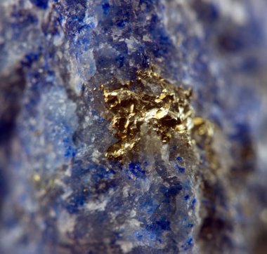 Crystal, külçe, altın, bronz, bakır, demir. Makro. aşırı yakın