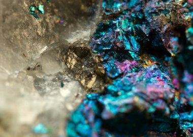 Crystal, külçe, altın, bronz, bakır, demir. Makro. aşırı yakın