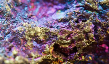 Crystal, külçe, altın, bronz, bakır, demir. Makro. aşırı yakın