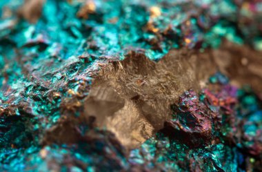 Crystal, külçe, altın, bronz, bakır, demir. Makro. aşırı yakın