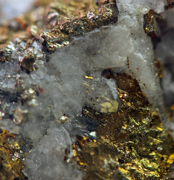 Nugget, oro, bronce, cobre, hierro. Macro. Primer plano extremo — Foto de Stock