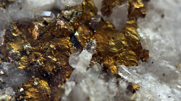 Nugget, goud, brons, koper, ijzer. macro. extreme close-up — Stockfoto