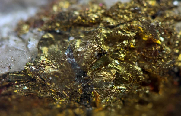 Crystal, nugget, goud, brons, koper, ijzer. macro. extreme sluiten — Stockfoto