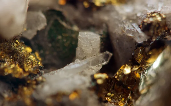 Crystal,nugget, gold, bronze, copper, iron. Macro. Extreme close — Stock Photo, Image