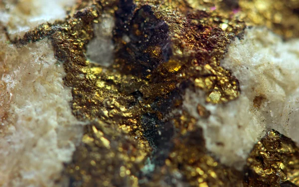 Cristal, pepita, ouro, bronze, cobre, ferro. Macro. Extremamente perto — Fotografia de Stock