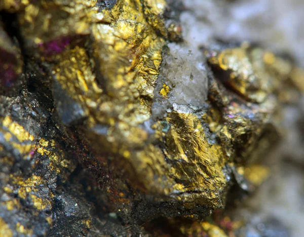 Crystal, nugget, goud, brons, koper, ijzer. macro. extreme sluiten — Stockfoto