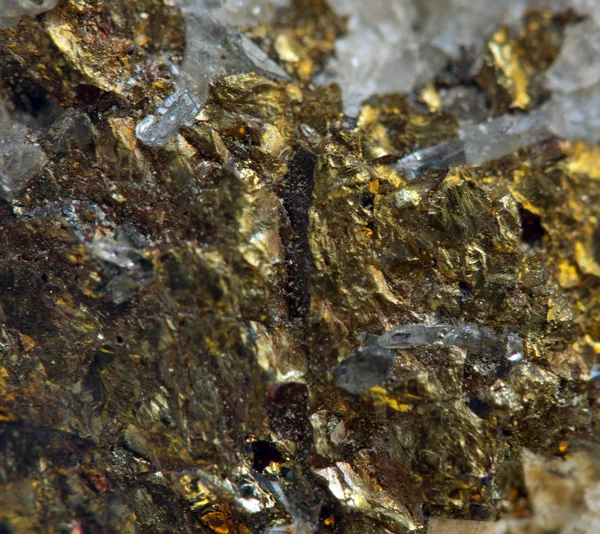 Cristal, pepita, oro, bronce, cobre, hierro. Macro. Extremo cerca — Foto de Stock