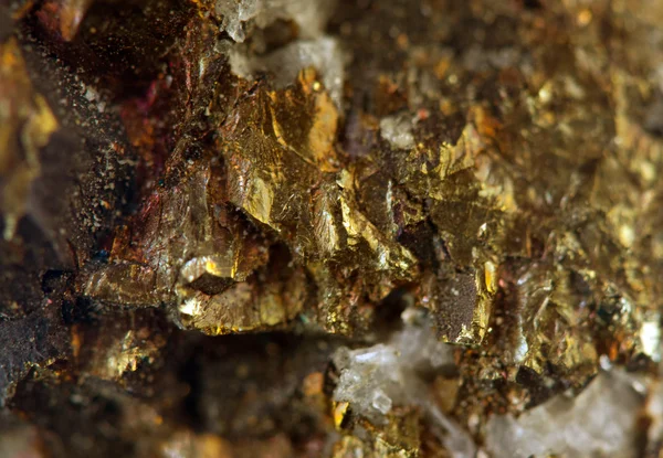 Cristal, pepita, oro, bronce, cobre, hierro. Macro. Extremo cerca —  Fotos de Stock