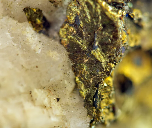 水晶、 金块、 黄金、 青铜、 铜、 铁。宏。附近一个极端 — 图库照片