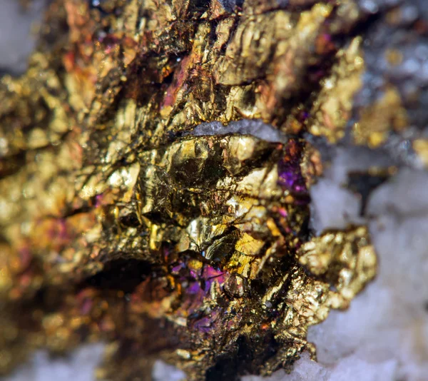 Cristal, pepita, oro, bronce, cobre, hierro. Macro — Foto de Stock