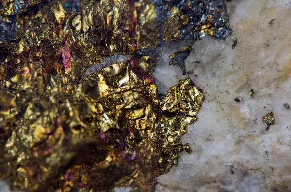 Kryształ, samorodek złota, brązu, miedzi, żelaza. makro — Zdjęcie stockowe