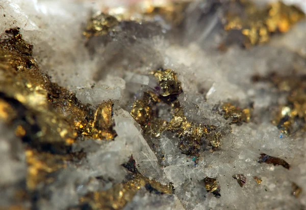 Cristal, pepita, ouro, bronze, cobre, ferro. Macro — Fotografia de Stock