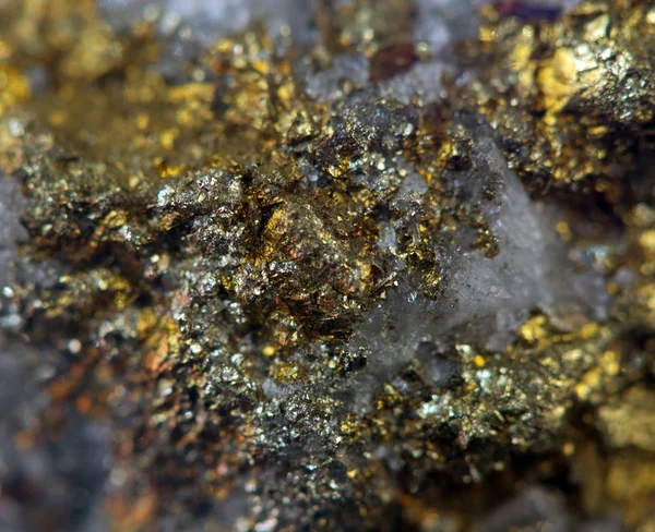 Cristal, pepita, ouro, bronze, cobre, ferro. Macro — Fotografia de Stock