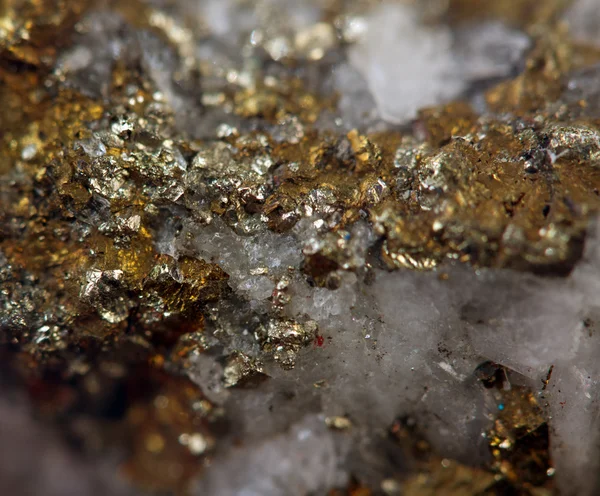 Kristall, Nugget, Gold, Bronze, Kupfer, Eisen. Makro. — Stockfoto