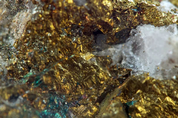 Cristal, pepita, oro, bronce, cobre, hierro. Macro . — Foto de Stock