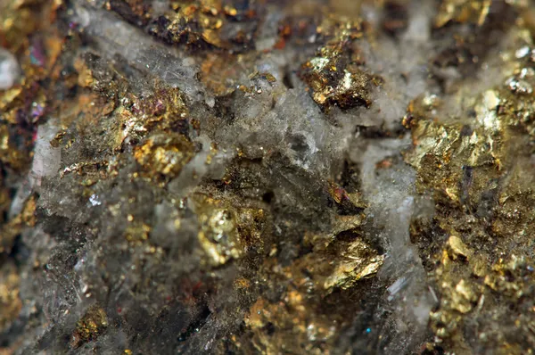 Cristal, pepita, ouro, bronze, cobre, ferro. Macro — Fotografia de Stock