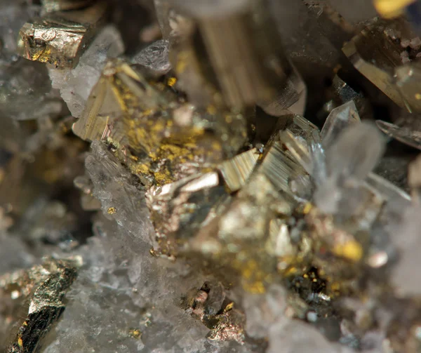 Crystal,nugget, gold, bronze, copper, iron. Macro. Extreme close — Stock Photo, Image