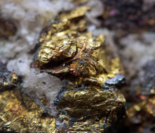 Cristal, pepita, oro, bronce, cobre, hierro. Macro. Extremo cerca —  Fotos de Stock