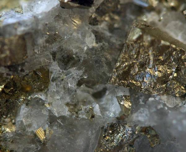 Crystal,nugget, gold, bronze, copper, iron. Macro. Extreme close — Stock Photo, Image