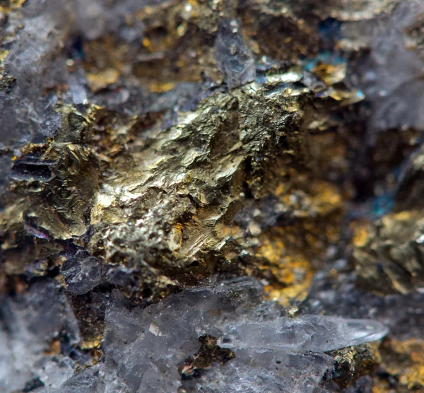 Cristallo, pepita, oro, bronzo, rame, ferro. Macro. Estremamente vicino — Foto Stock