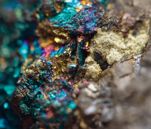 Crystal, külçe, altın, bronz, bakır, demir. Makro. aşırı yakın