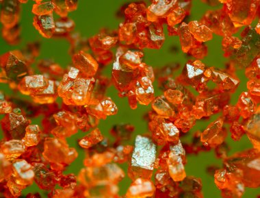 yeşil bir arka plan üzerinde turuncu kristalleri. aşırı closeup. Makro