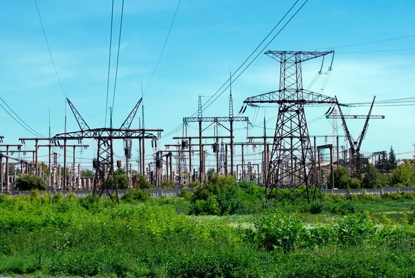 Pylons com linhas elétricas — Fotografia de Stock
