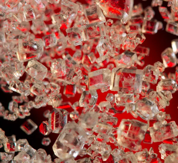 Cristales sobre fondo rojo. Primer plano extremo. Macro — Foto de Stock