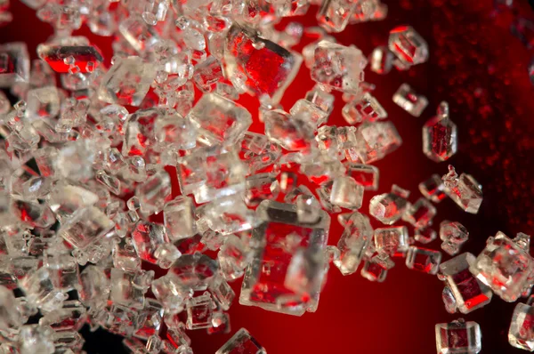 Cristales sobre fondo rojo. Primer plano extremo. Macro — Foto de Stock