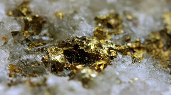 Abstracte fantastische achtergrond van een gouden metaal in crystal su — Stockfoto