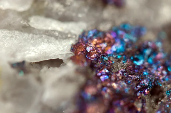 Una pepita di cristallo metallico. Macro — Foto Stock