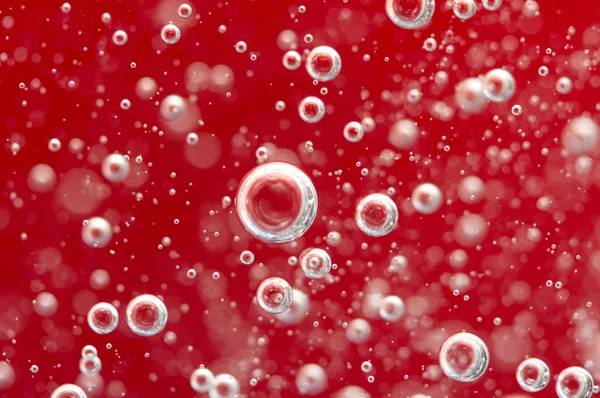 Bolle d'aria in un liquido. Sfondo rosso astratto. Macro — Foto Stock