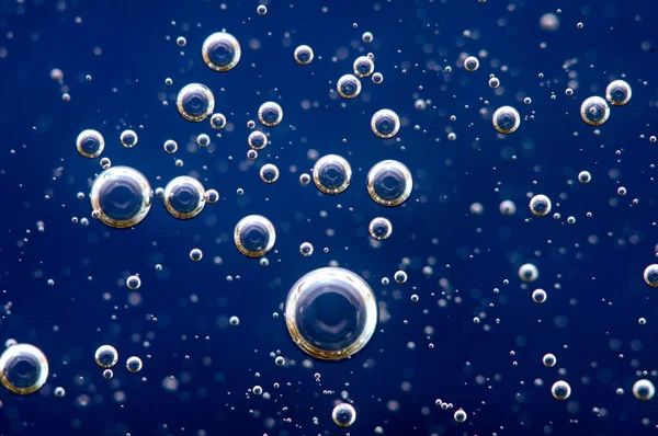 Bulles d'air dans un liquide. Contexte abstrait. Macro — Photo