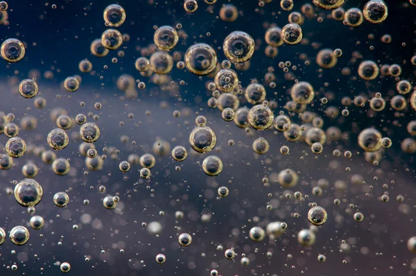 Bulles d'air dans un liquide. Contexte abstrait. Macro — Photo