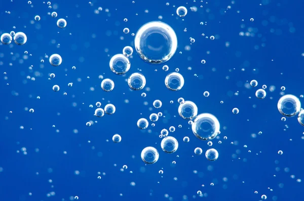 Bolhas de ar em um líquido. Fundo abstrato. Macro — Fotografia de Stock
