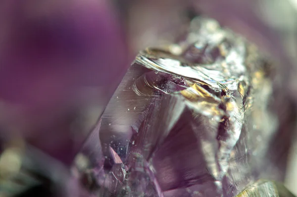 Sfondo fantastico, la magia di una pietra. Cristallo viola (grande col — Foto Stock