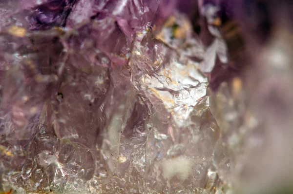 Fantastischer Hintergrund, Magie eines Steins. Kristall lila (großer Sattel) — Stockfoto