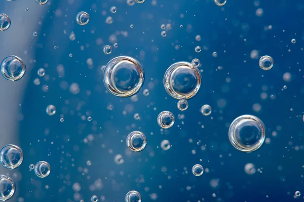 Burbujas de aire. Fondo azul. Macro —  Fotos de Stock