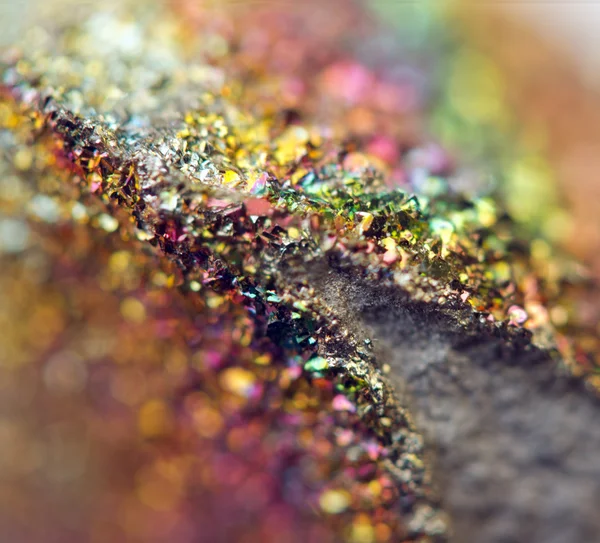 Fondo fantástico, magia de una piedra, arco iris en roca metálica (b — Foto de Stock