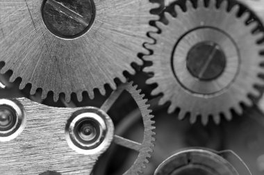 Siyah beyaz Metalik arka plan ile bir clockwork metal cogwheels. Makro
