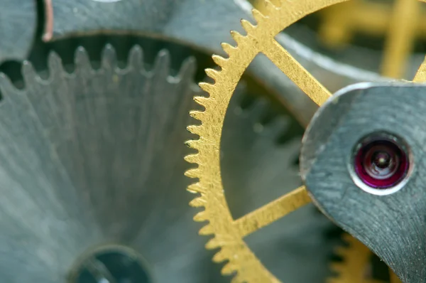 Arrière-plan avec roues dentées en métal une horloge. Macro — Photo