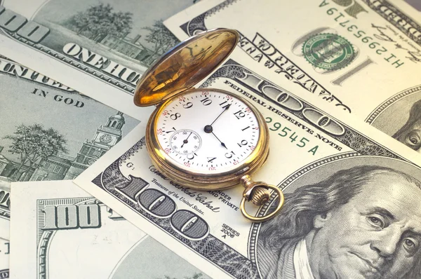 Древние золотые часы на сто долларов — стоковое фото