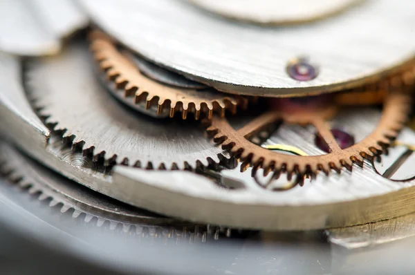Arrière-plan métallique avec roues dentées en métal une horloge. Macro — Photo
