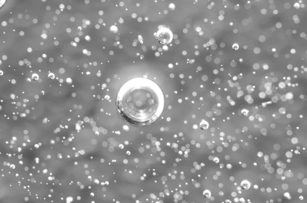 Bulles d'air dans un liquide. Fond noir et blanc abstrait. Ma... — Photo