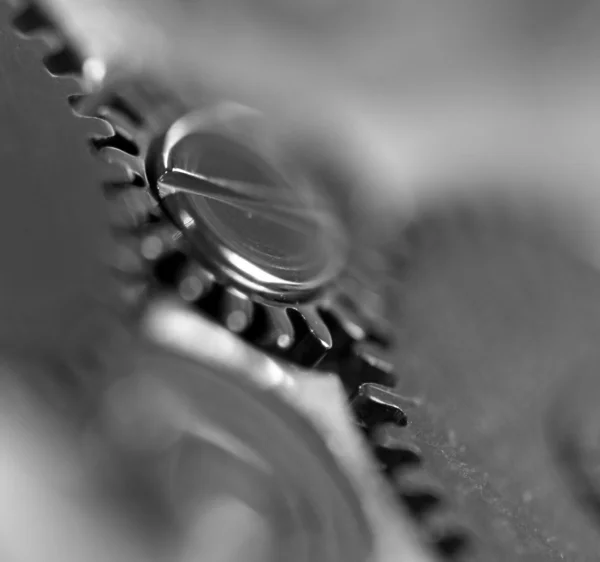 Roue de transmission en métal, noir et blanc. Macro. Extrême gros plan — Photo