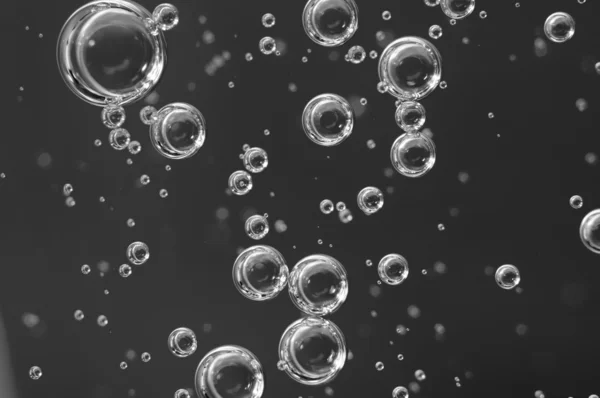 Air bubbles in a liquid. Abstract black-and-white background. — Stock Photo, Image