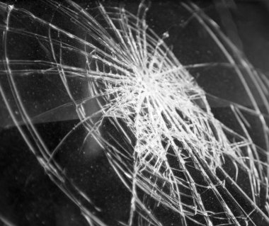 Kırık cam arabada. Siyah-beyaz arka plan