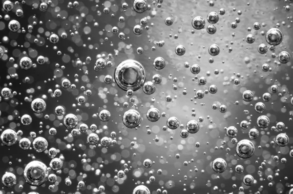 Burbujas de aire en un líquido. Fondo blanco y negro abstracto — Foto de Stock