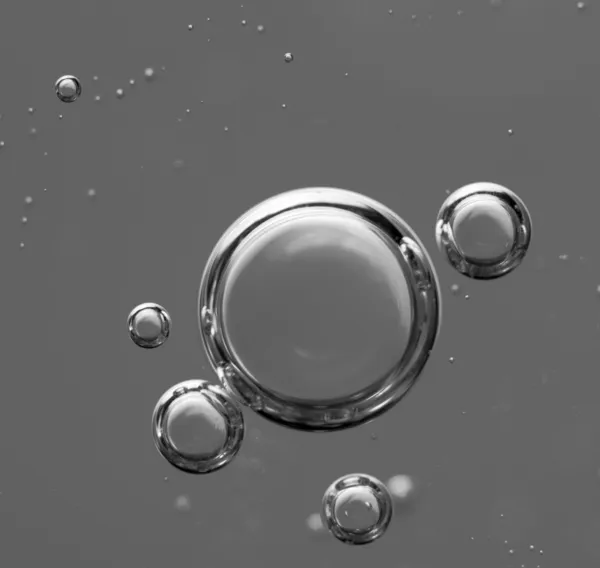 液体中の気泡。抽象的な背景が黒と白. — ストック写真